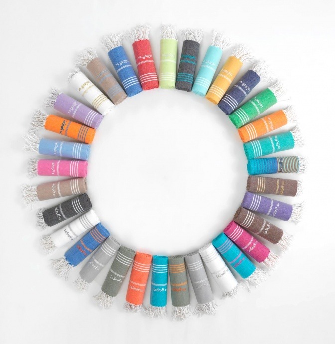 Tücher von LeStoff in unterschiedlichen Farben sind in einem Kreis angeordnet