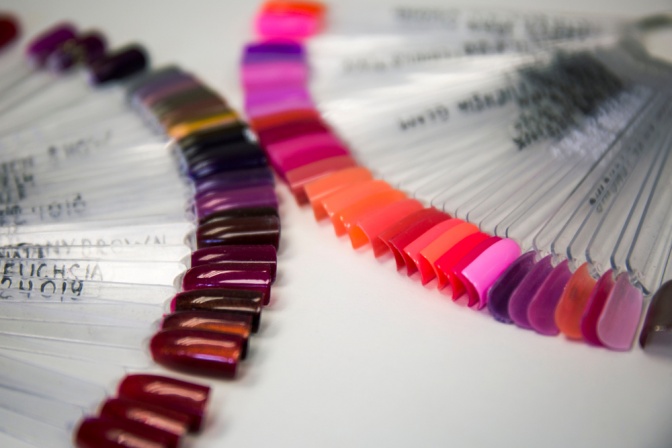 Die Farbkarten sind mit verschiedenen Nagellackfarben versehen