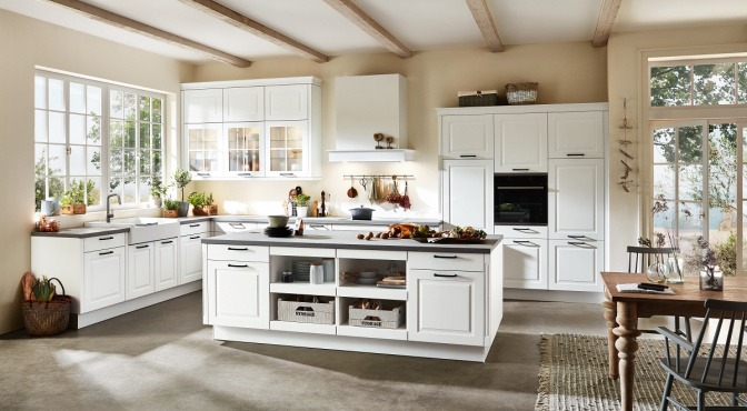 Weiße Küche ist mit heller Wandfarbe gestaltet