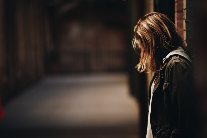 Eine Frau fühlt sich schuldig und sollte ihre Fehler eingestehen