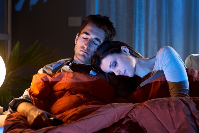 Ein Mann und eine Frau schlafen beim Fernsehen