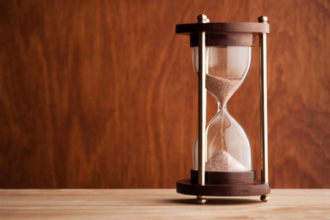 Das Bild einer Sanduhr zeigt die Zeit, wie lange die Fernbeziehung noch halten soll