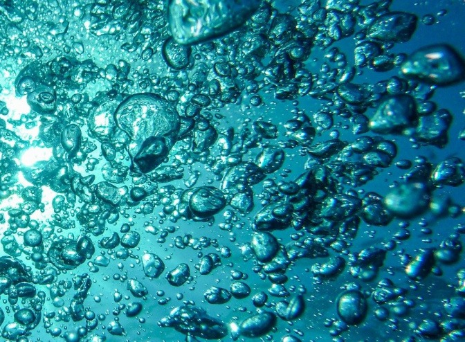 Wassertropfen als Symbol für Hyaluron und Feuchtigkeit