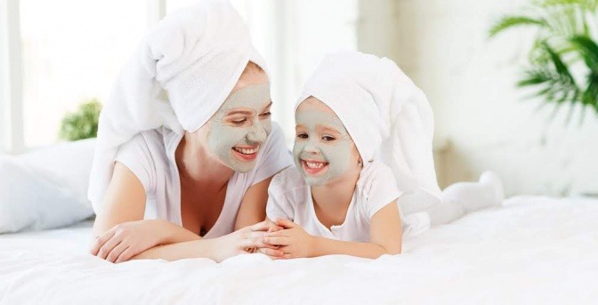 Frau und Kind mit Gesichtsmaske