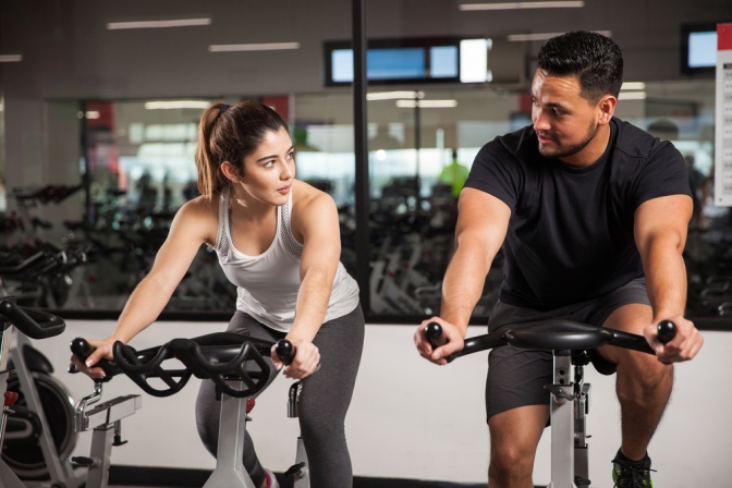 Ein Mann und eine Frau im Fitness Studio, die tratschen