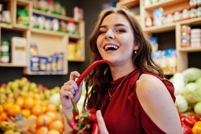 Frau kauft Chili für flachen Bauch