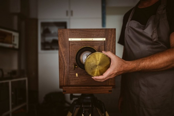 Eine große Kamera aus Holz für Kollodium-Fotografie hat ein Objektiv aus Messing