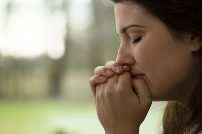 Eine Frau macht einen depressiven Eindruck