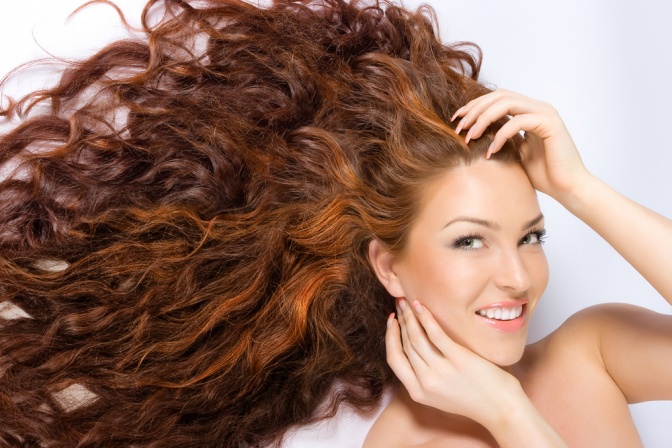 Eine Frau mit lockigen langen braunen Haaren