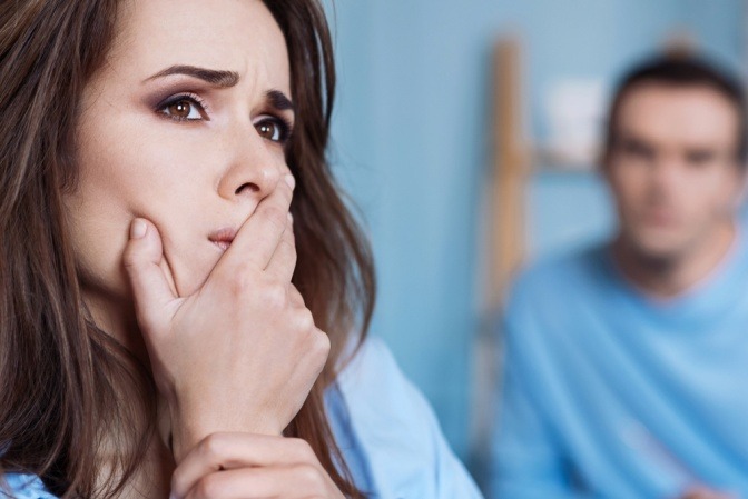 Eine Frau und ein Mann haben eine Beziehung, sie denkt nach