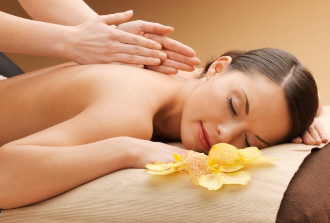 Eine Frau wird mit einer Energie Massage massiert