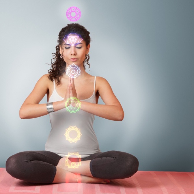 Eine Frau meditiert mit Yoga