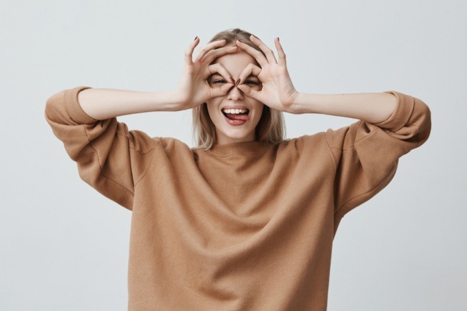 Eine Frau braucht keine Brille mehr