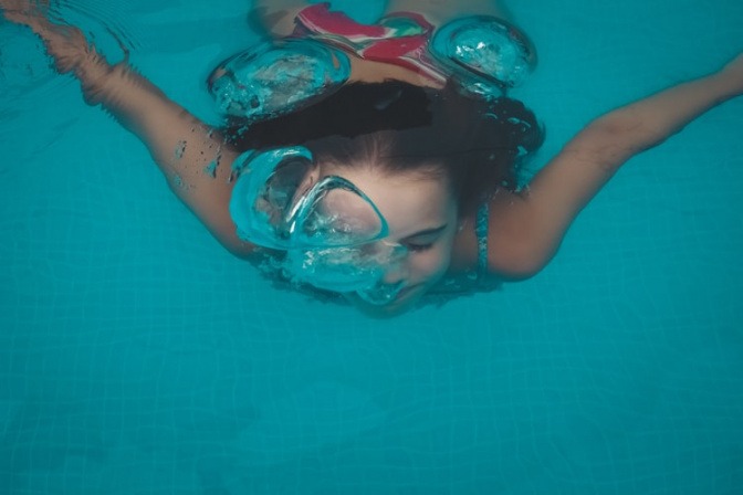 Eine Frau taucht im Pool