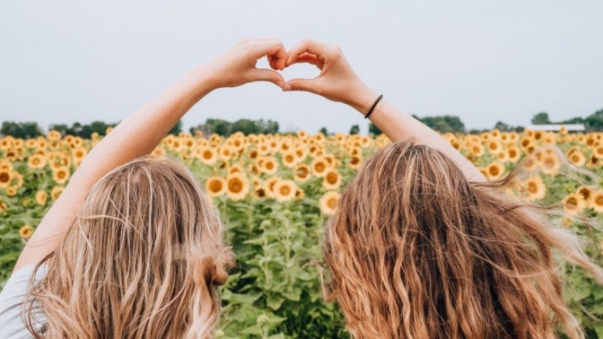 Zwei Frauen pflegen ihre Freundschaft auf einem Feld