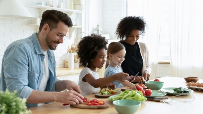 Familie kocht mit frischen Zutaten