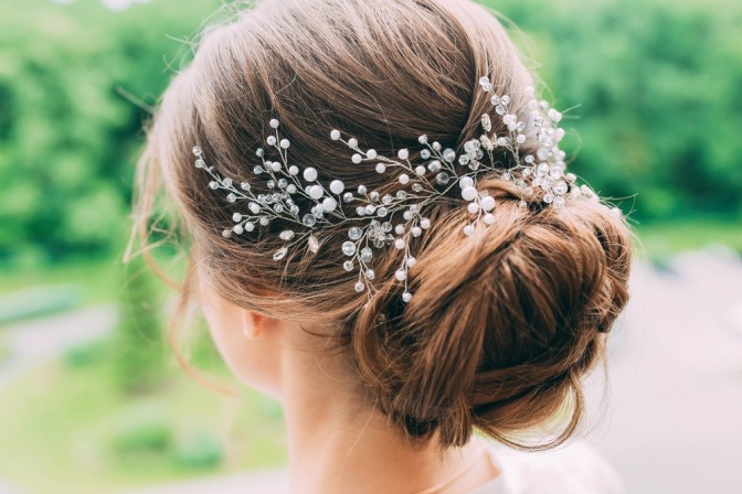 Die Hochsteckfrisur für die Hochzeit wurde mit Haarschmuck verziert