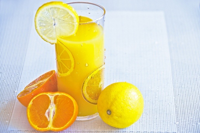 Zwei Gläser Fruchtsaft stehen nebeneinander