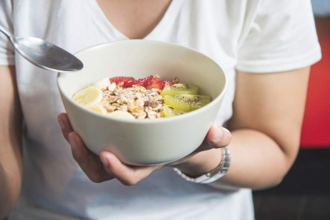 Frau mit Müsli als gesundes Frühstück