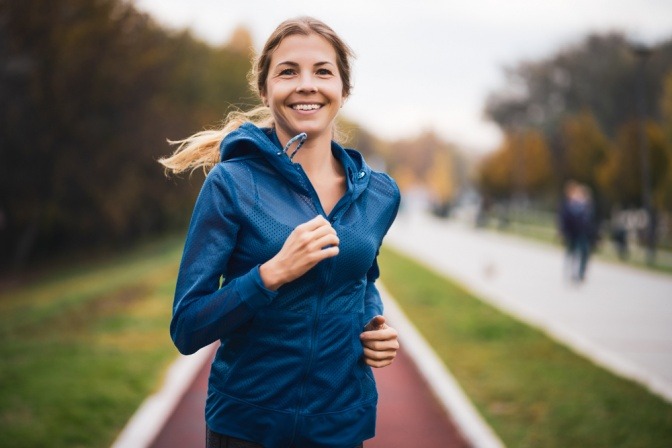 Eine Frau joggt glücklich und zufrieden