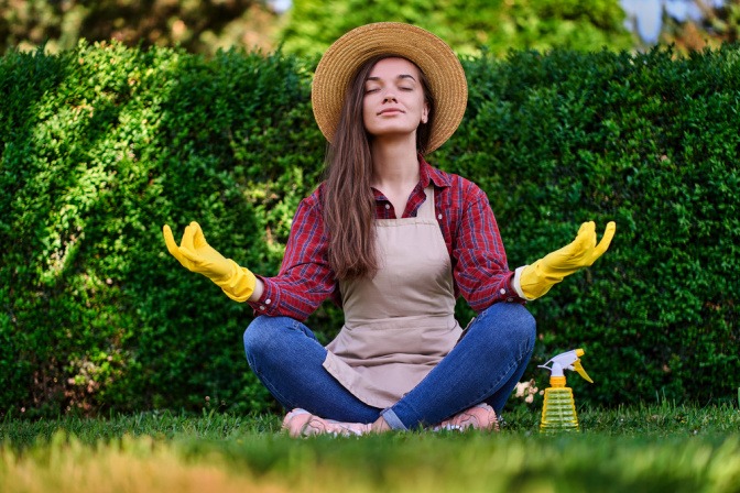 Gärtnerin in Yoga Pose