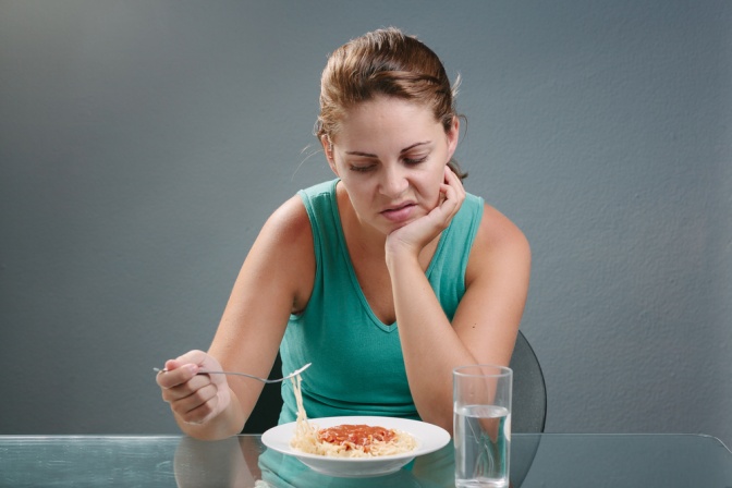 Eine Frau hat keinen Appetit und hat offensichtlich Appetitzügler genommen