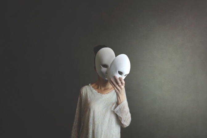 Eine Frau hält eine Maske vor eine Maske im Gesicht