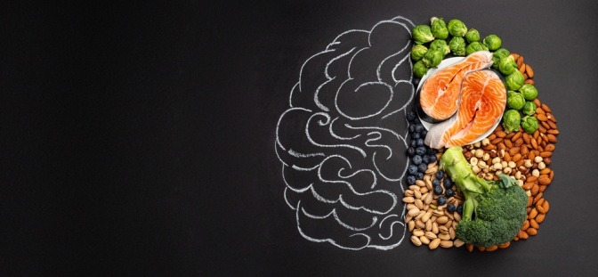 gezeichnetes Gehirn und gesunde Lebensmittel