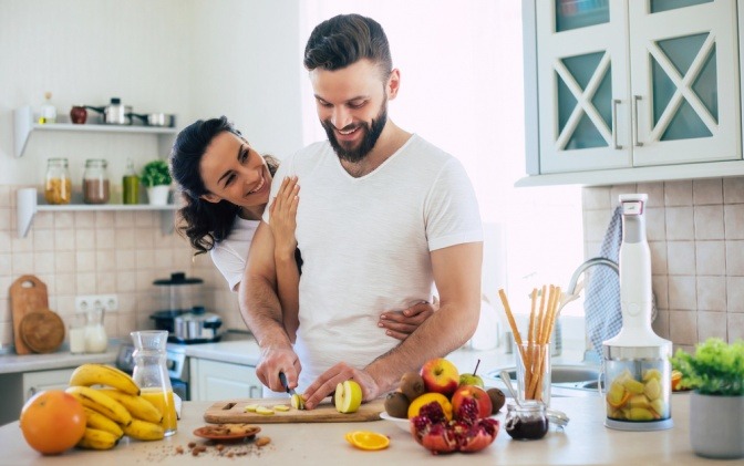 Ein glückliches Paar beim gemeinsamen Kochen.