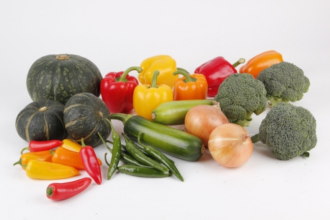 Gemüse wie Paprika, Kürbis, Brokkoli und Zucchini