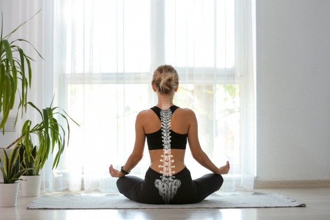 Frau mit geradem Rücken beim Yoga