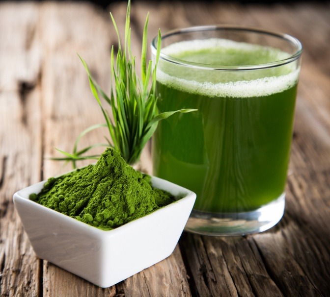 Detox Superfood wie Gerstengras und Chlorella Alge sind in Glas und Schüssel