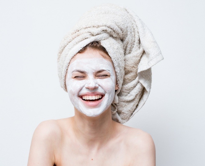 Eine Frau hat eine Peel off Maske