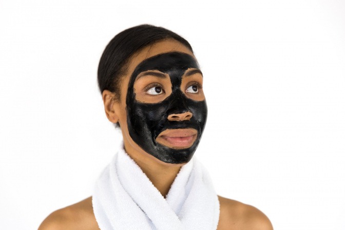 Eine Frau hat eine schwarze Gesichtsmaske
