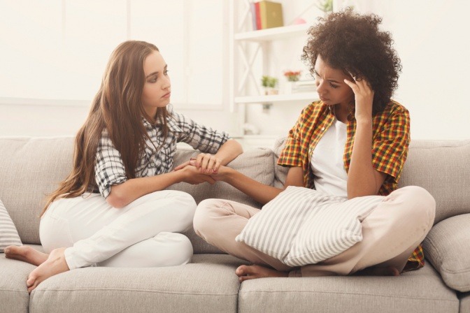 Zwei Frauen sprechen miteinander