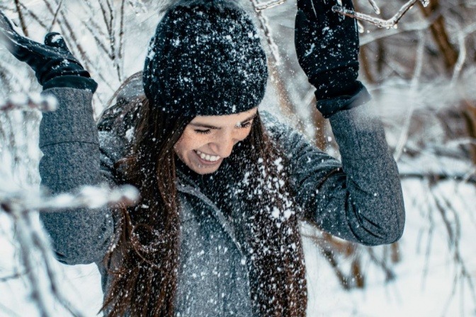 Eine Frau ist gut gelaunt und gesund im Winter