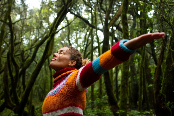 glückliche Frau im Wald