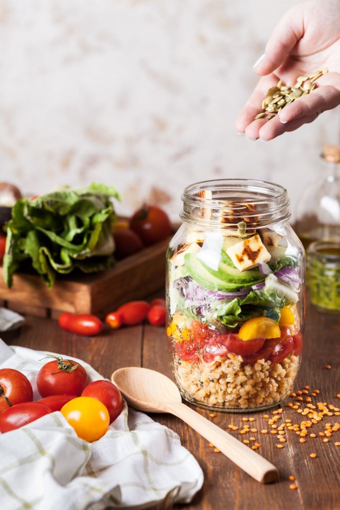 In einem Glas sind Obst und andere gesunde Lebesmittel