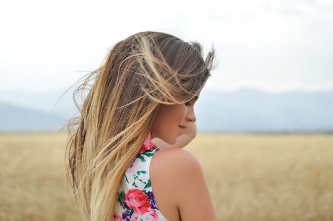 Eine Frau hat gesund wirkende Haare