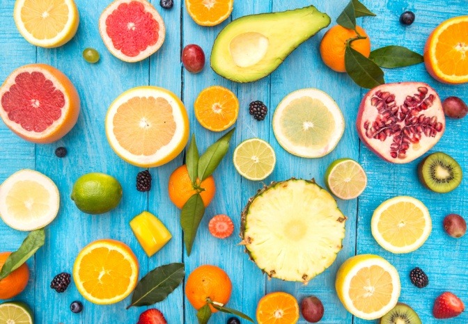 Gabeln mit Obst und Gemüse auf den Zinken