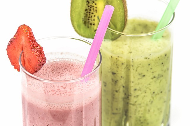 Zwei Gläser mit Smoothies oder Kefir mit Früchten gemischt