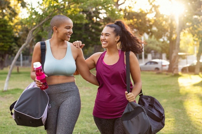 Frauen lachen nach dem Sport