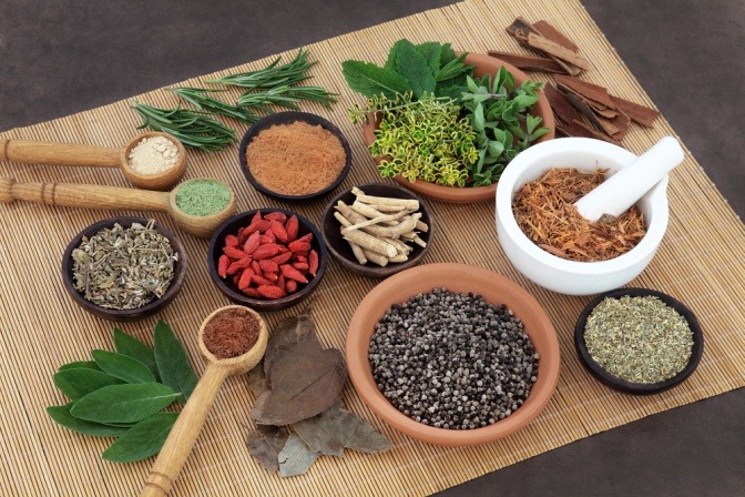 Viele ayurvedische Gewürze sind in unterschiedlichen Schüsseln