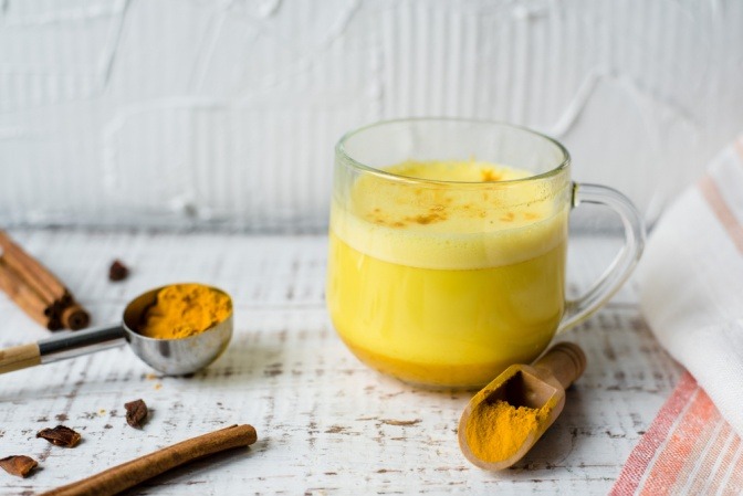 Goldene Milch mit Gewürzen gegen Arthrose