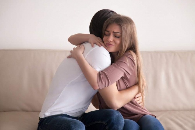 Ein Paar umarmt sich versöhnlich, nachdem es sich zuvor gestritten hat.