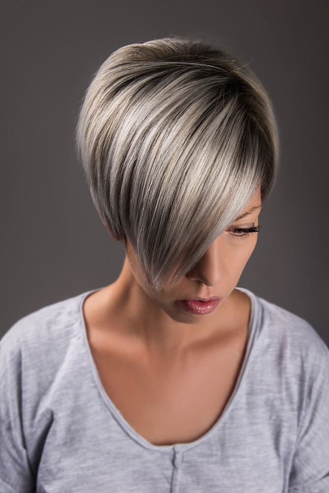 Eine Frau mit kurzen Haaren und Grey Blendings