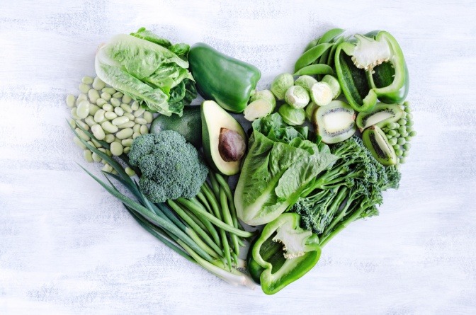 Grünes Gemüse, das gut für die Haut ist, formt ein Herz