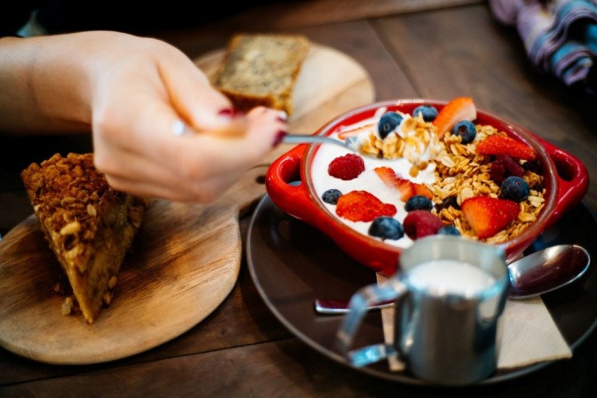 Lecker aussehendes Essen mit Beeren und Joghurt