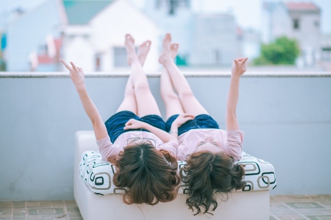 Zwei Frauen mit langen Haaren liegen nebeneinander.