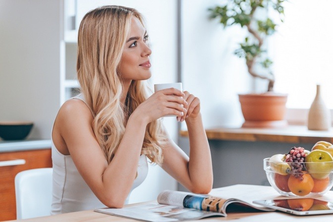 Eine Frau ohne Stress hat vitaminreiche Ernährung, um Haarausfall vorzubeugen
